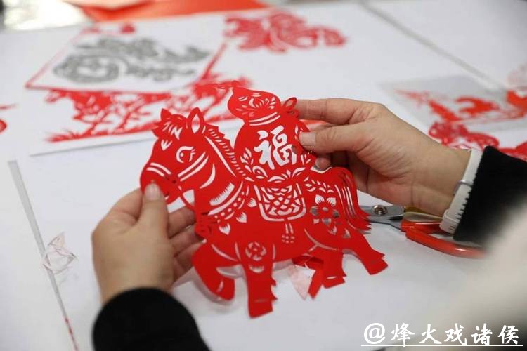 沪郊一群街坊的另类“忙年”：一张红纸、一把剪刀，共同剪出浓浓年味